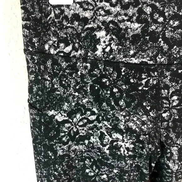 Lululemon Pace Rival Crop Achromatize Ice Grey Black sz 6 - Picture 7 of 8